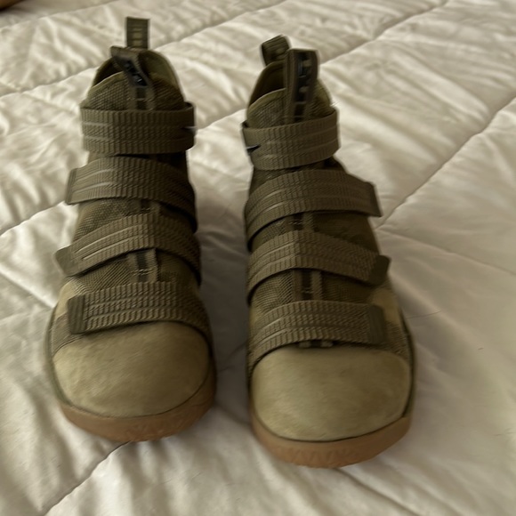 Nike Zoom Lebrons - Picture 2 of 6